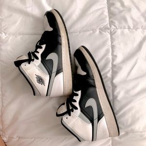 Air Jordan 1 Mid Size 7y/8.5w